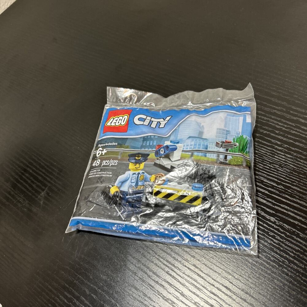 NEW LEGO CITY Polybag 6182882 Roadblock 48 Piece